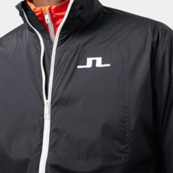 J.Lindeberg Ash Light Packable Golf Wind Jacket -Golfausrüstungsgeschäft J.Lindeberg SS22 Ash Light Packable Golf Jacket GMOW05618 9999 Code WTLIN024 M Black White Model 2