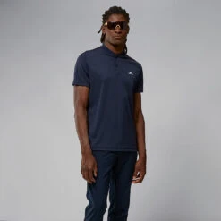 J.Lindeberg Bode Golf Polo Shirt 11 J.Lindeberg Bode Golf Polo Shirt -Golfausrüstungsgeschäft J.Lindeberg GMJT06478 6855 M Bode Regular Fit Polo SHLIN162 JL Navy Model 1