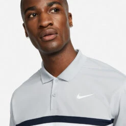 Nike Dry Victory Colourblock Golf Polo Shirt -Golfausrüstungsgeschäft Nike SS22 Dry Victory Colourblock Golf Polo Shirt DH0845 077 M Smoke Grey Obsidian White model 2
