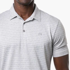 TravisMathew Time Will Tell Golf Polo Shirt 12 TravisMathew Time Will Tell Golf Polo Shirt -Golfausrüstungsgeschäft Travis Mathew SS21 Time Will Tell Golf Polo Shirt 1MW105 Code SHTRA041 Heather Light Grey Model 2