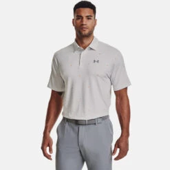 Under Armour Playoff 2.0 Flag Print Golf Polo Shirt 11 Under Armour Playoff 2.0 Flag Print Golf Polo Shirt -Golfausrüstungsgeschäft Under Armour AW22 Playoff 2.0 Flag Print Polo Shirt 1327037 146 SHUND301 L White Halo Gray Steel Model 1
